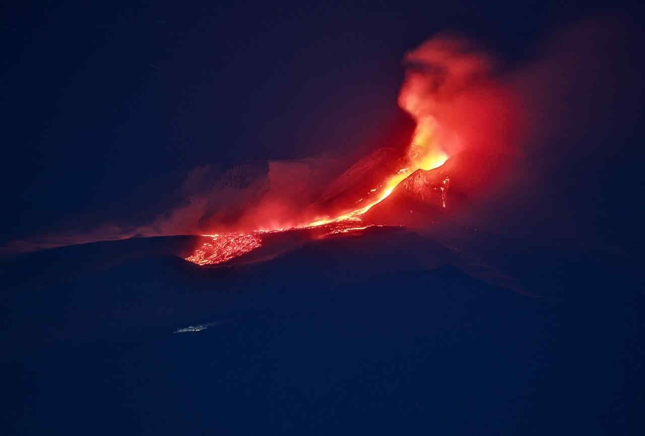 Etna torna a dare spettacolo: esplosioni, boati e fontane di lava. Il video