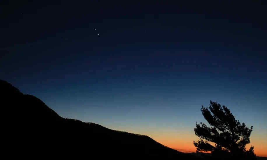 Rara congiunzione di Saturno e Giove. Cosa vedremo nel cielo lunedì 21