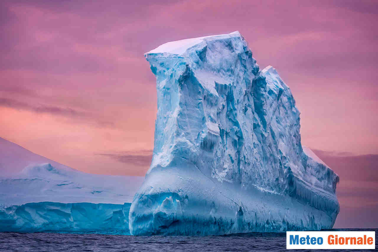 Mega Iceberg si rompe a pezzi. Minaccia collisione con la Georgia del Sud