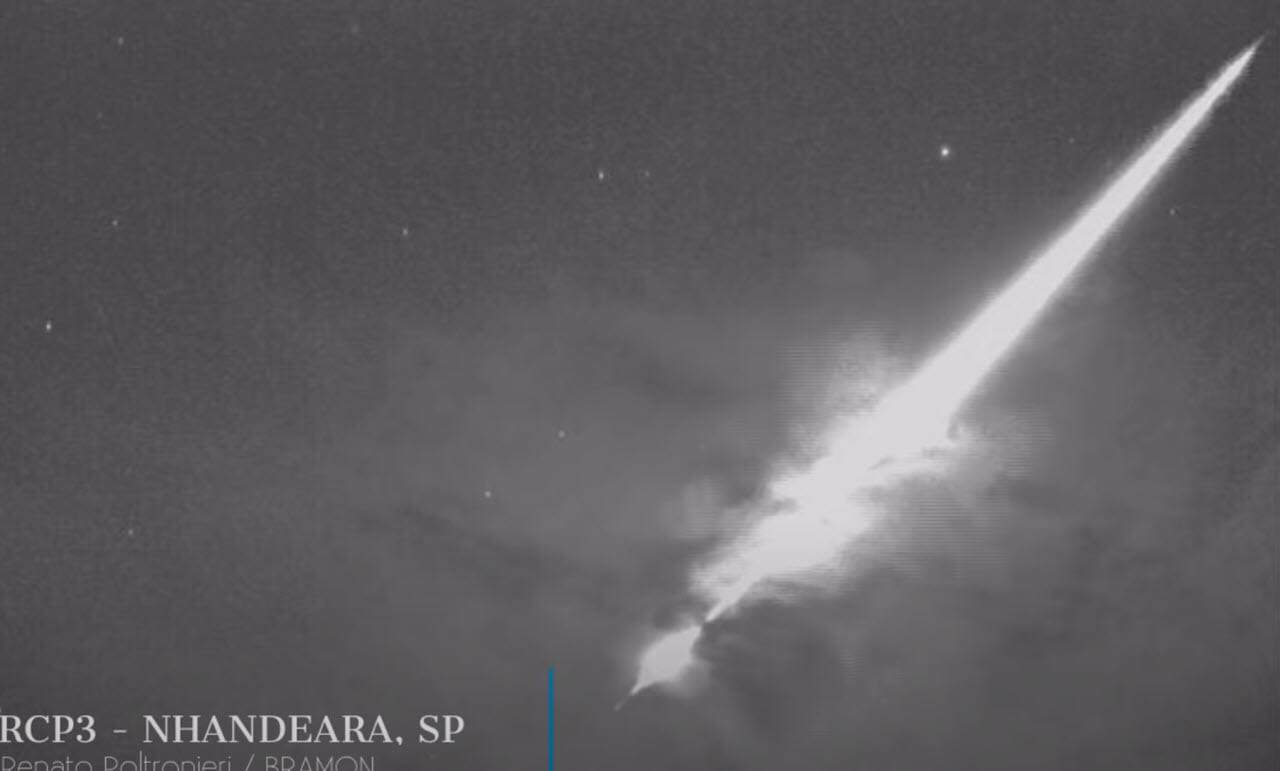 Grossa palla di fuoco nei cieli del Brasile. Video