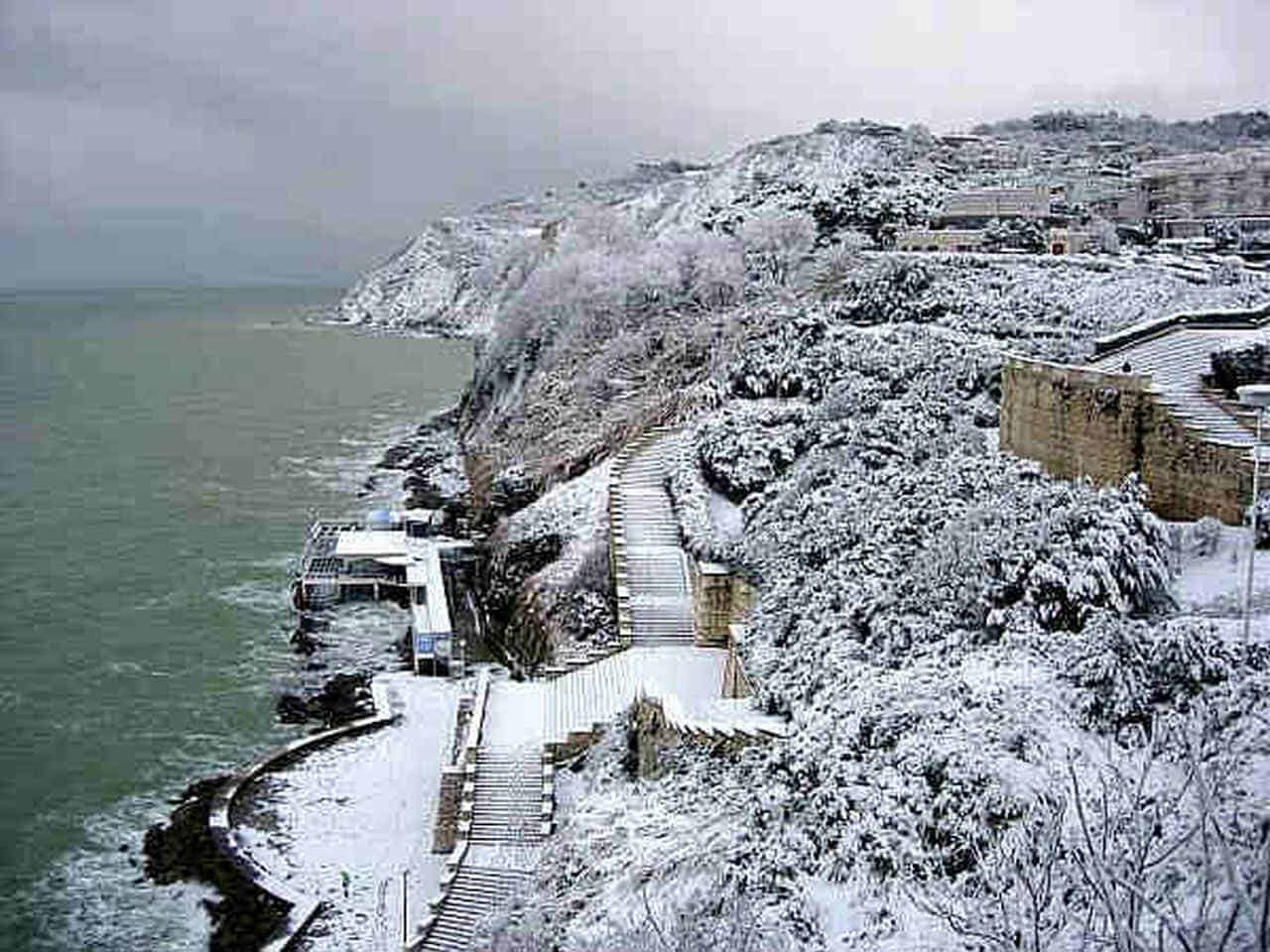 La neve sul mare nella Riviera del Conero