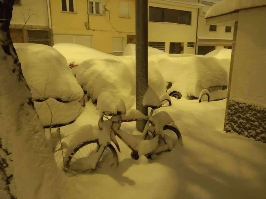 MADRID, la nevicata che fa STORIA: mezzo metro di neve. Decine di foto