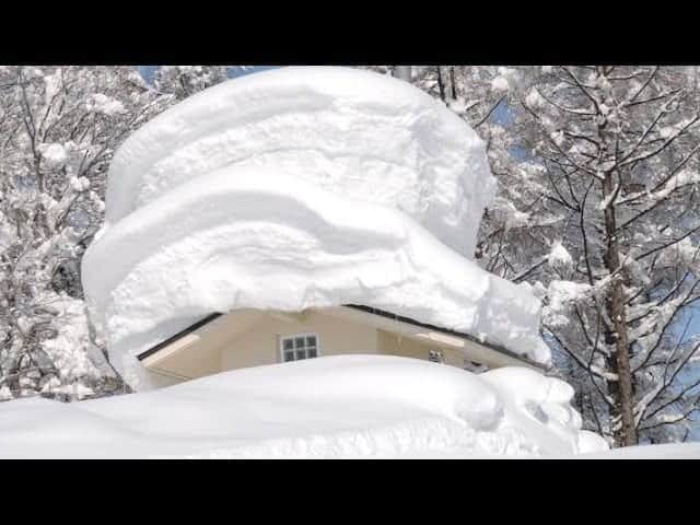 Altre tempeste in Giappone. Metri e metri di neve. Video meteo
