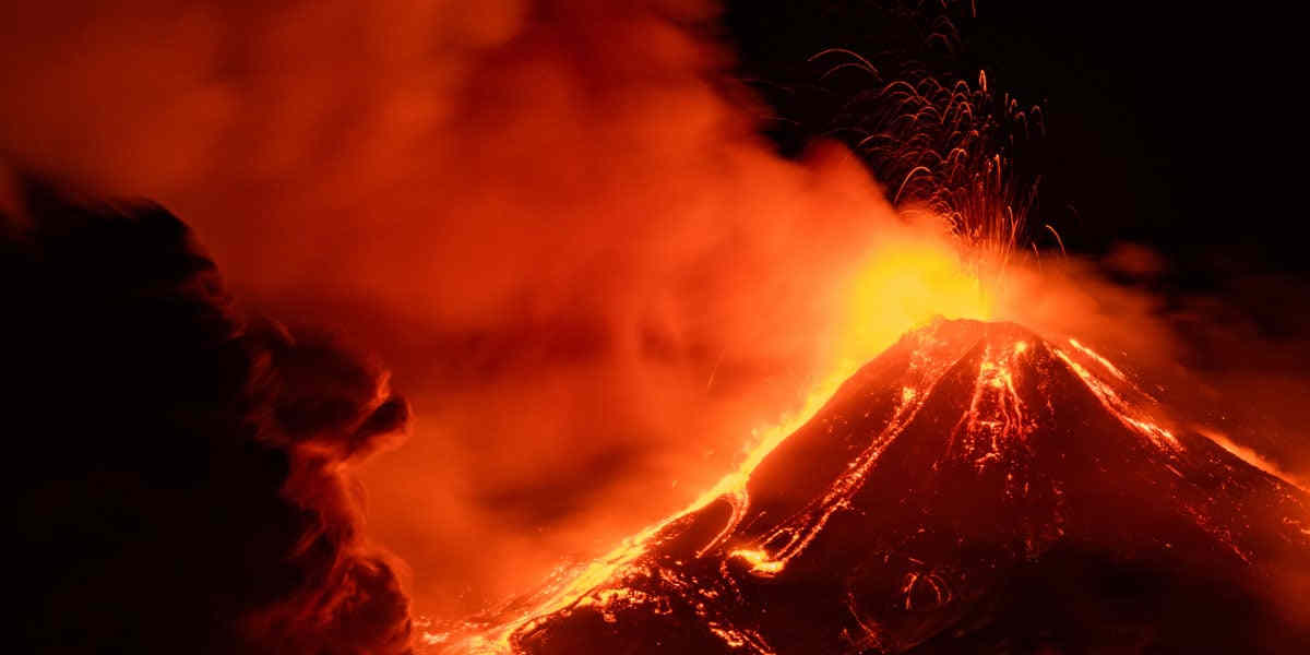 Etna regala grande spettacolo. Doppio trabocco della lava, il video