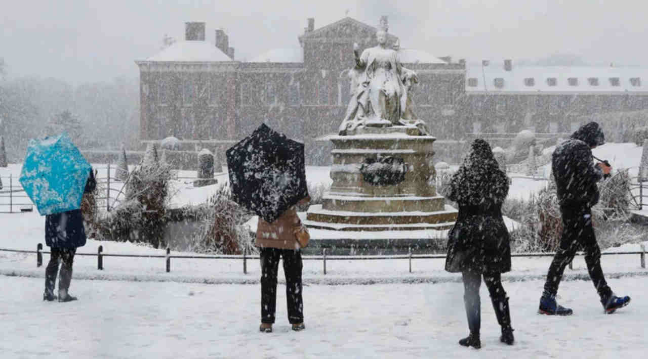 Neve al Kensington Palace di Londra