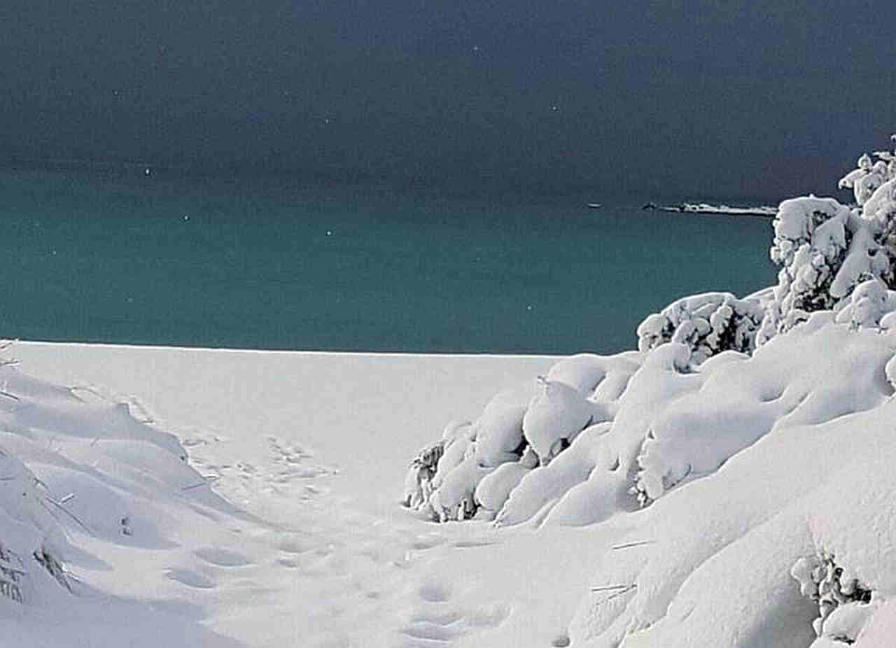 L'incredibile scenario dal Salento, la tanta neve fin sul mare. 