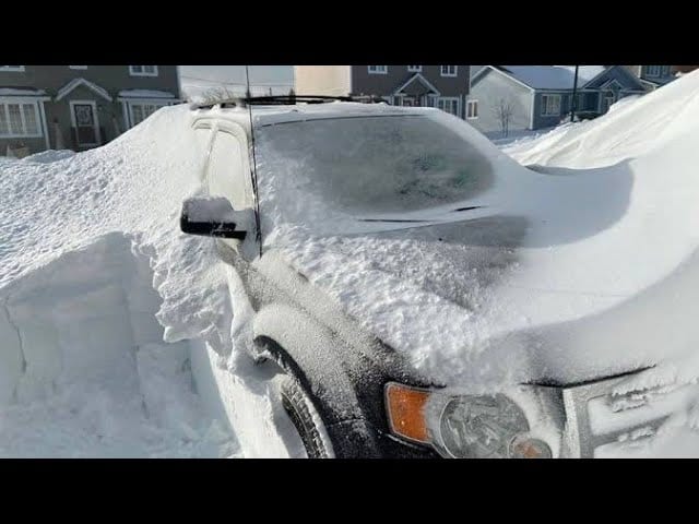 Tempeste di neve in Svezia. Villaggi isolati. Video meteo