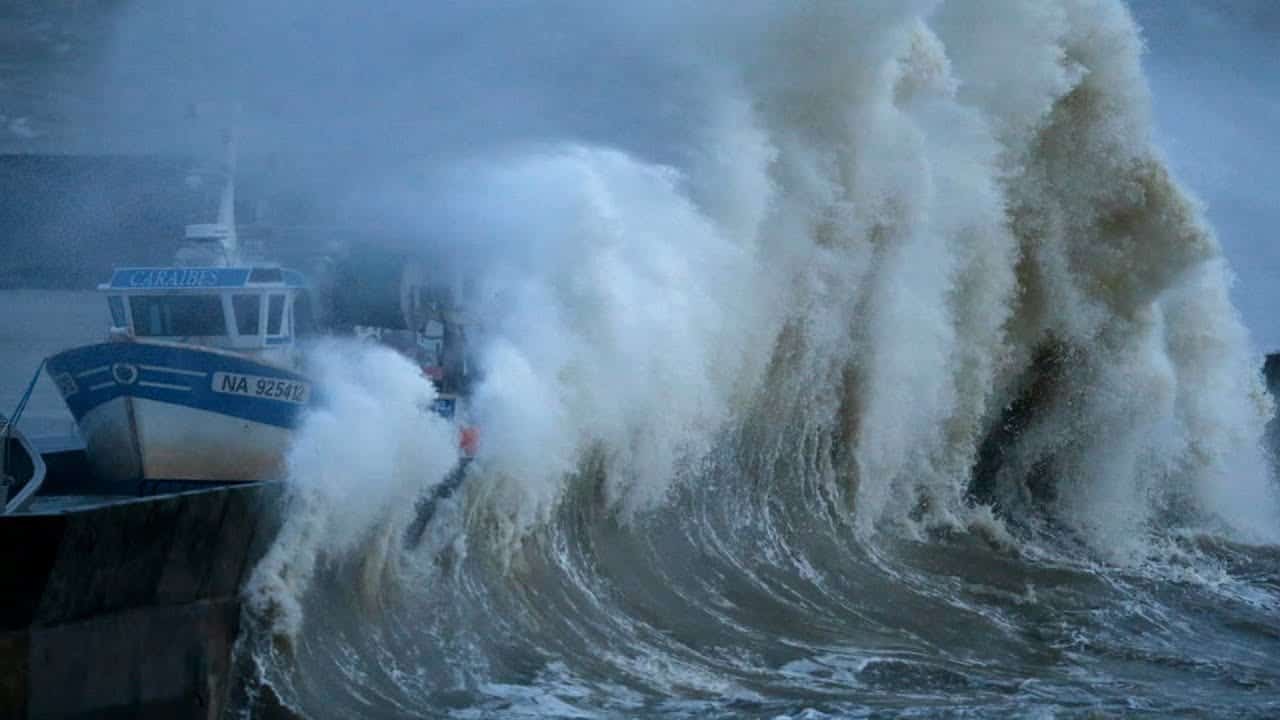 Venti d’uragano in Francia. Altra super tempesta si abbatte nelle coste europee