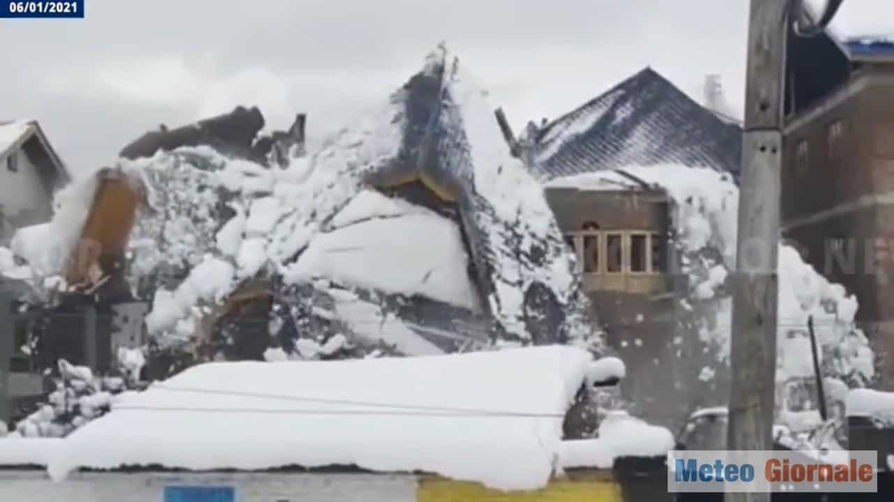India, crolla casa sotto il peso della neve, video