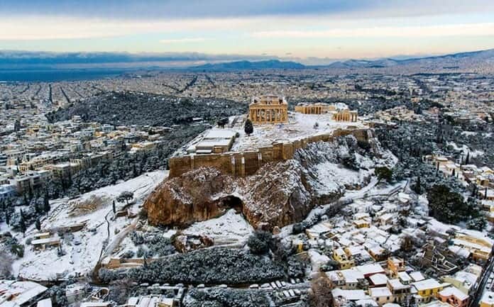 Nevica ad Atene in Grecia. Prevista neve nell’isola di Creta e nell’Egeo