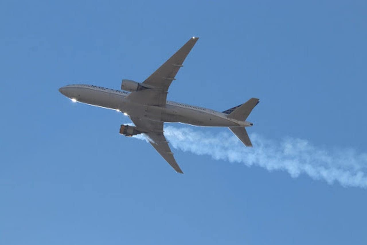 Uno dei motori in fiamme sull'aereo che era da poco decollato da Denver, in Colorado