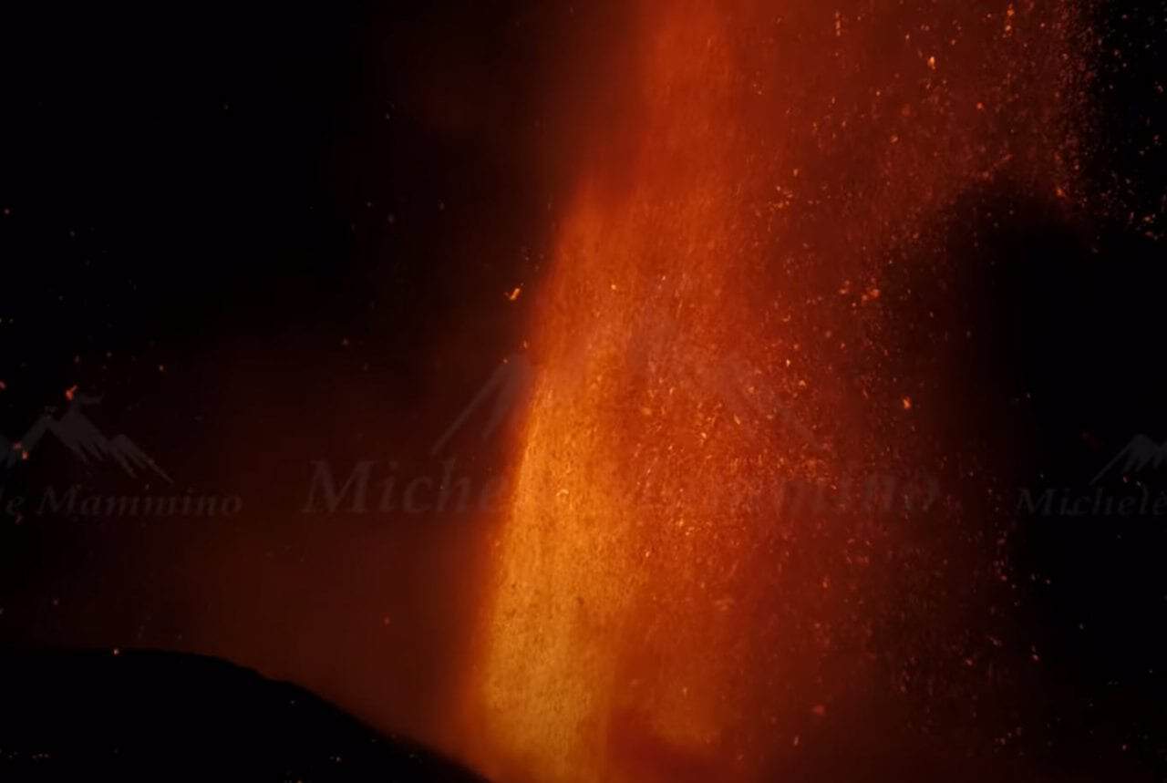 Etna, riprende vita l’eruzione con esplosioni notturne