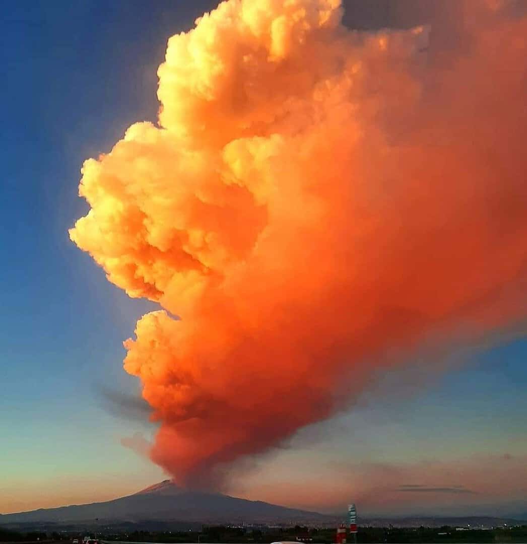 Etna, violenta eruzione ed enorme colonna visibile a grande distanza. Video