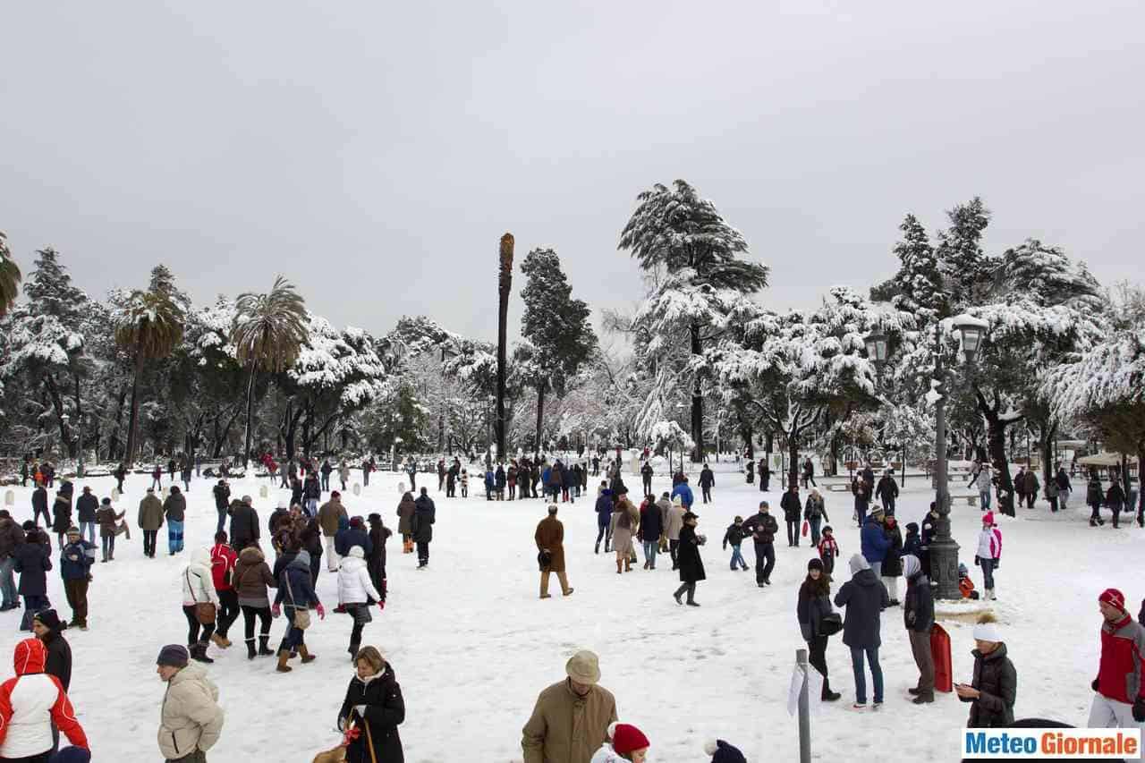I cittadini romani celebrano la neve