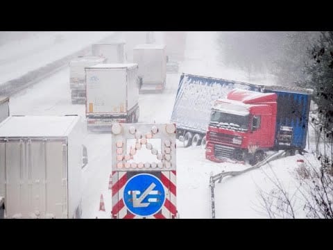 Tempeste di neve in Europa. Allerta meteo, state a casa