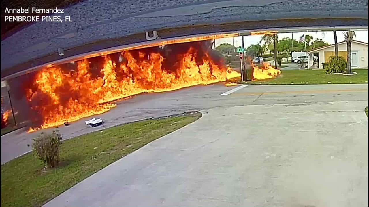 Aereo precipita ed impatta contro Suv: video shock