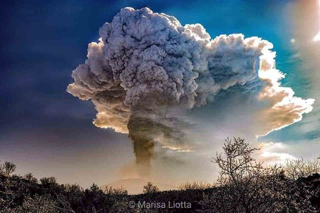 Etna, sequenza inarrestabile di parossismi. Pioggia di cenere copre paesi