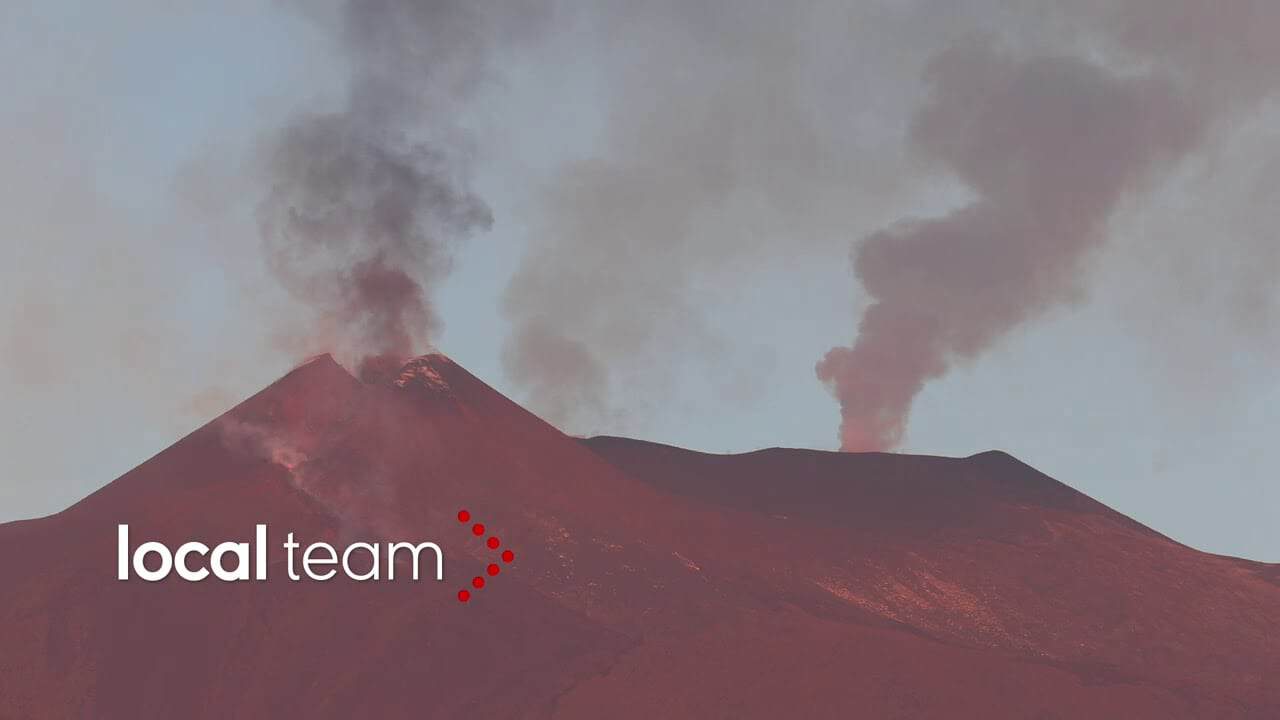 Etna l’eruzione infinita. Fumo in 3 crateri