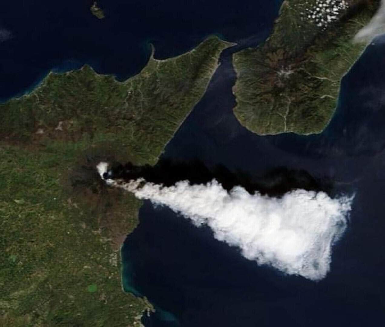 Etna non si ferma, eruzione con colata lavica. Enorme nube dallo spazio