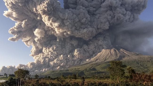 Il vulcano Sinabung, fa paura flussi piroclastici con cenere fino a 12,2 km