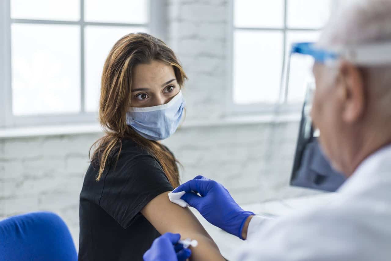 Varianti del Covid, aggiornamento vaccini. Ma anche un vaccino multivalente
