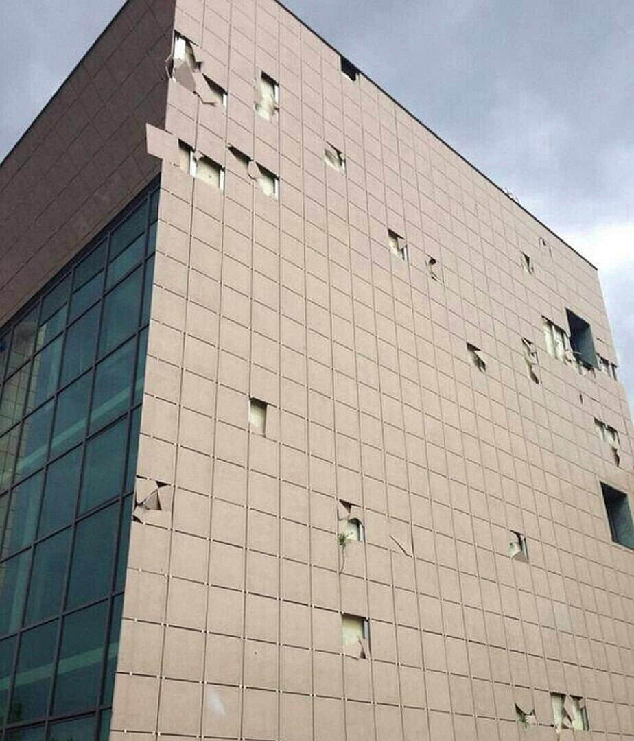 I danni ad un edificio provocati dal passaggio del tornado di fine aprile 2014