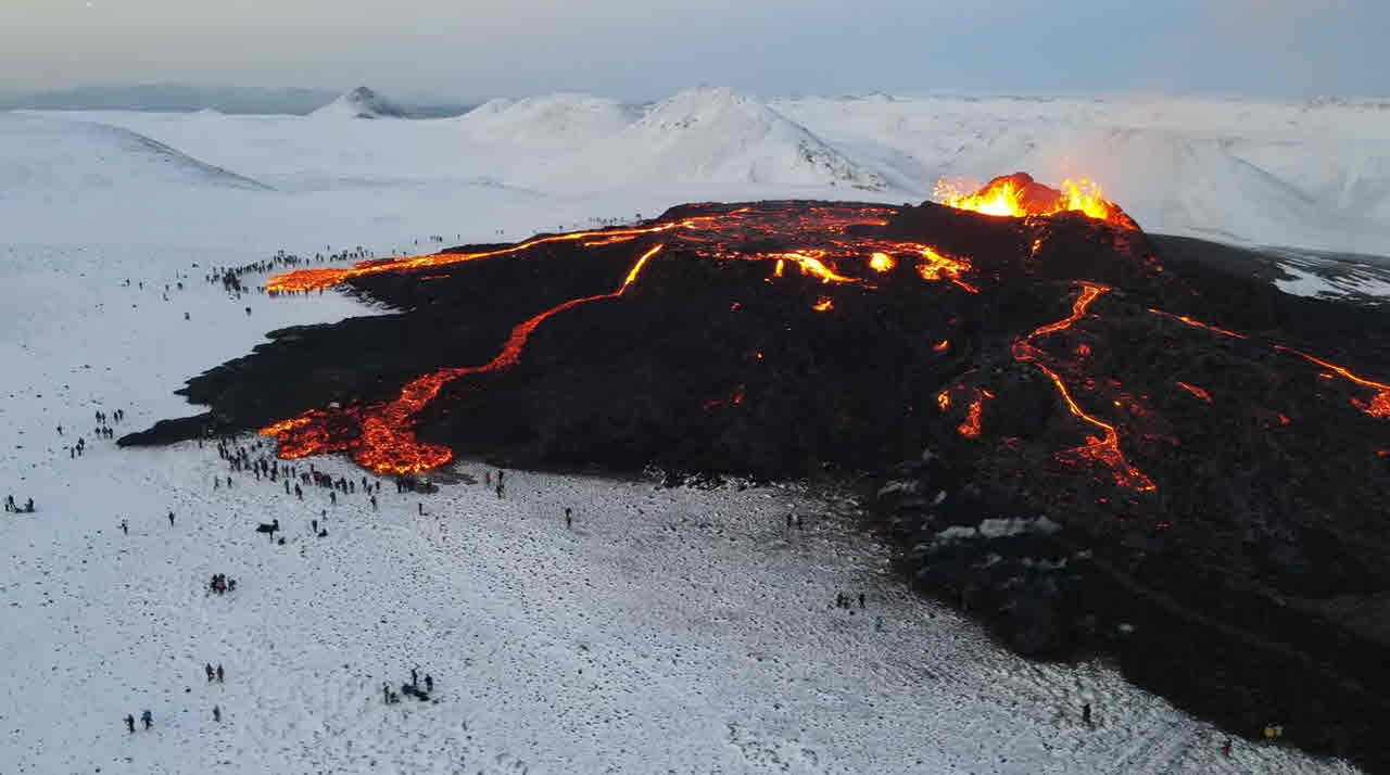 ISLANDA, video dal drone dei 3 coni vulcanici in eruzione. SPETTACOLO