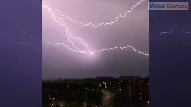 Belgio, maltempo, ma sembra il finimondo. Fulmini, vento e grandine