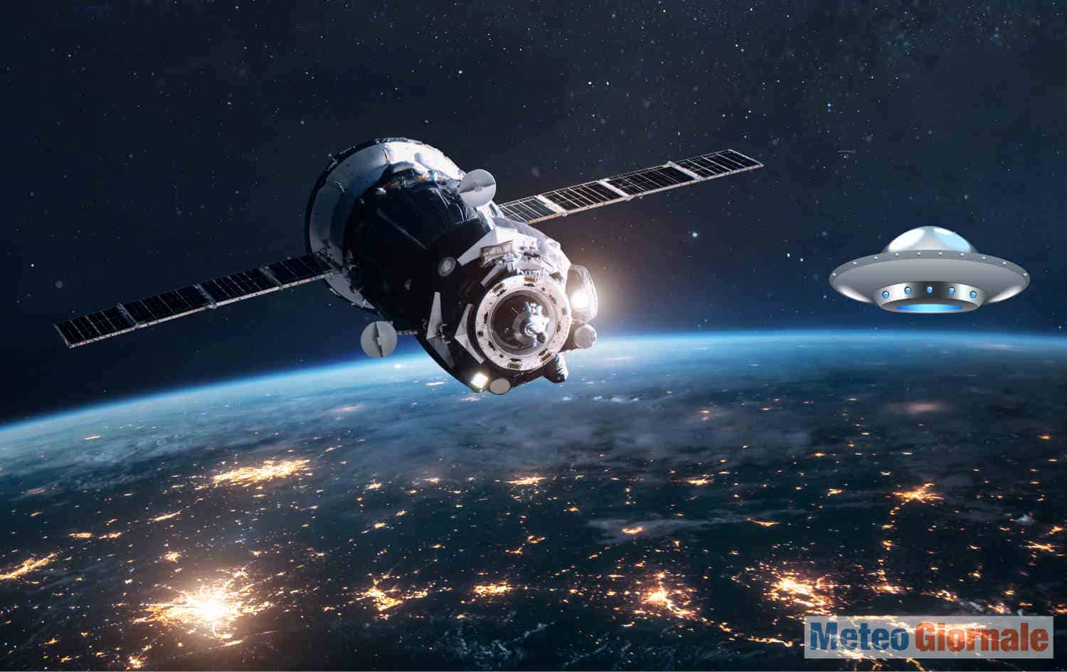 La navicella spaziale Dragon di SpaceX sfiorata da un UFO