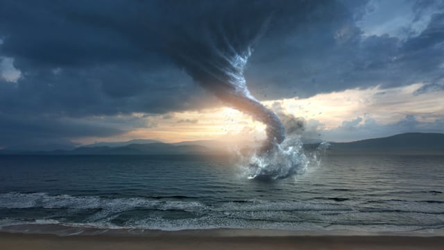 Enorme Tromba Marina che diventa Tornado. Video Meteo