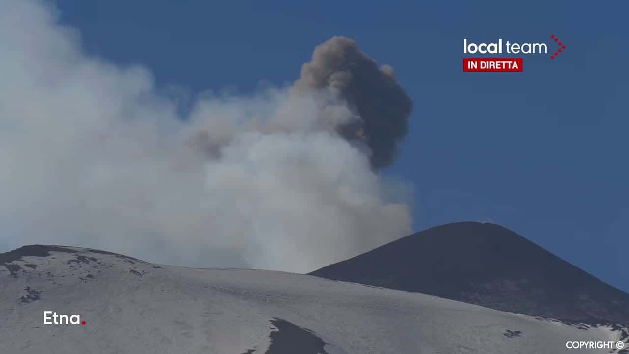 Etna nuovi boati, cenere e detriti cadono sui paesi. Live dal vulcano