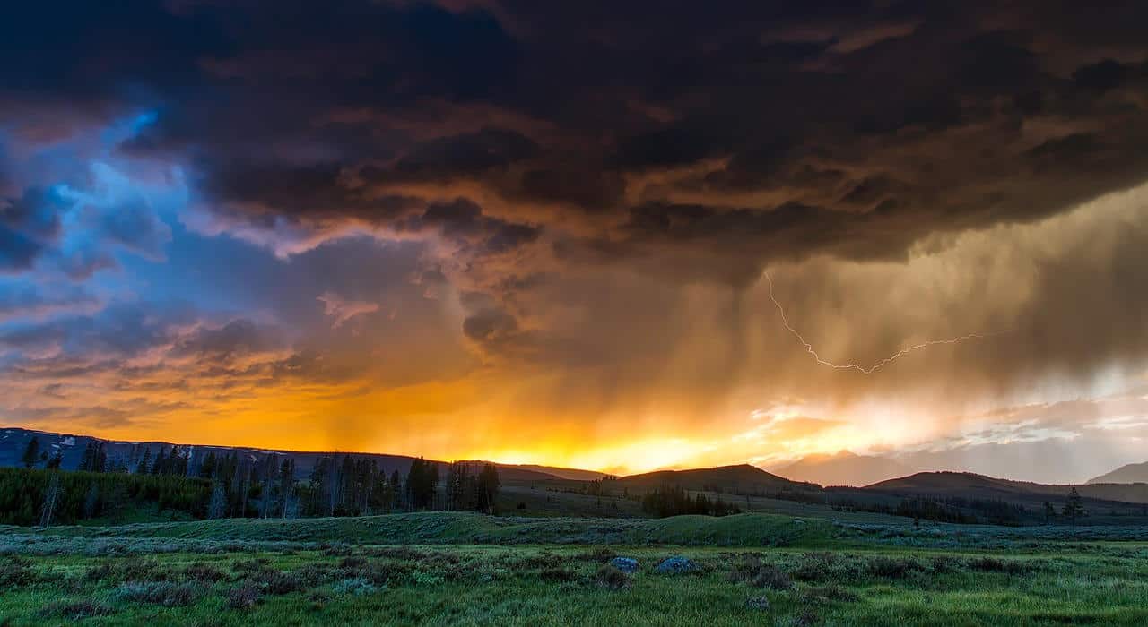 NUBIFRAGI, temporali, grandine. Il meteo PESSIMO è pronto a scatenarsi