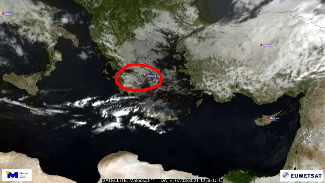 Il fumo dell’Etna viaggia verso Atene in Grecia