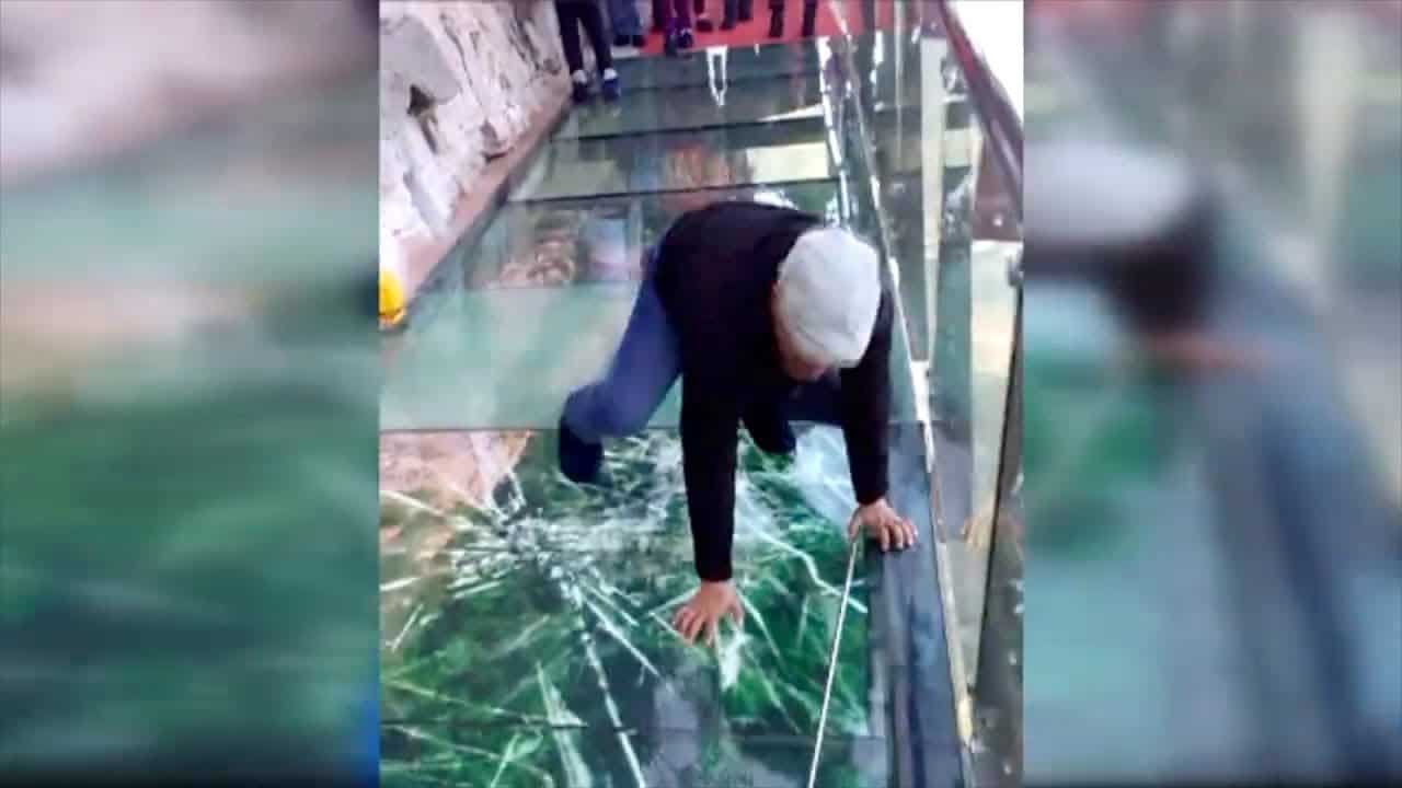 Uomo intrappolato, si rompe il ponte di cristallo in Cina.  Video