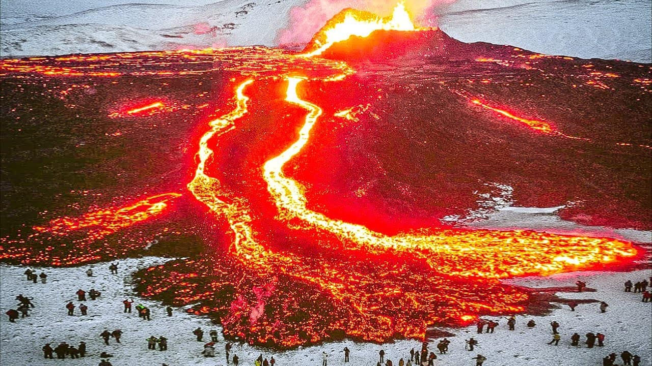 ISLANDA, nuova eruzione del primo vulcano al Mondo che è in vendita. Video