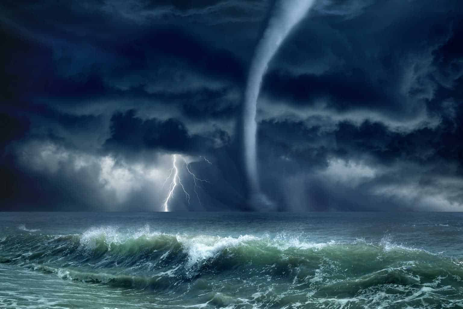 Maxi tromba marina avvolge nave vicino Singapore. Video meteo eccezionale