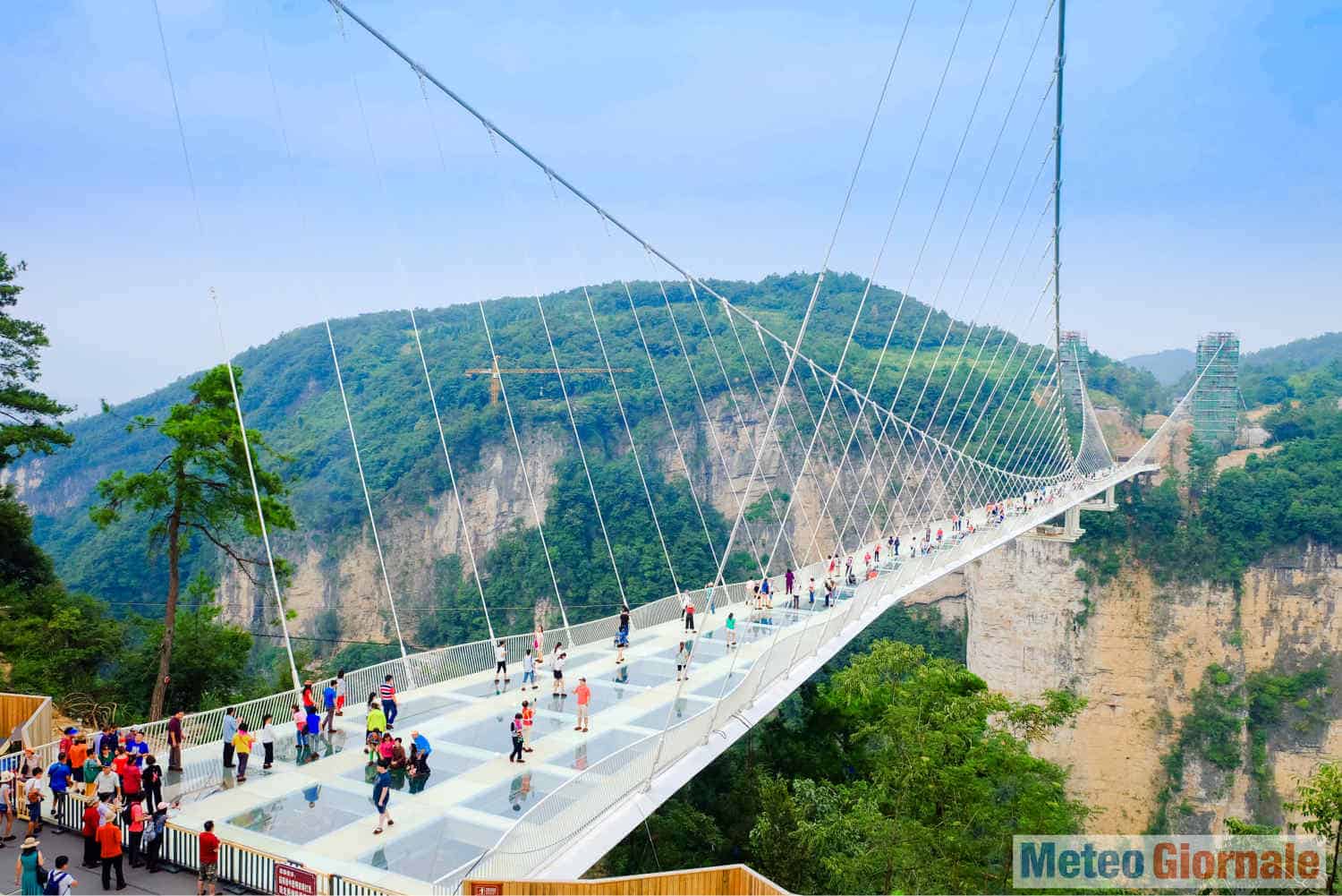 Ponte di cristallo si rompe ed un uomo rimane intrappolato sopra