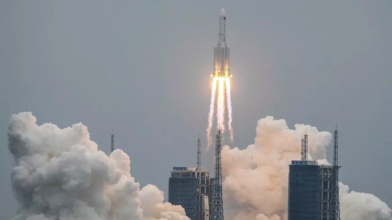 RELITTO spaziale cinese in caduta sulla Terra. ITALIA