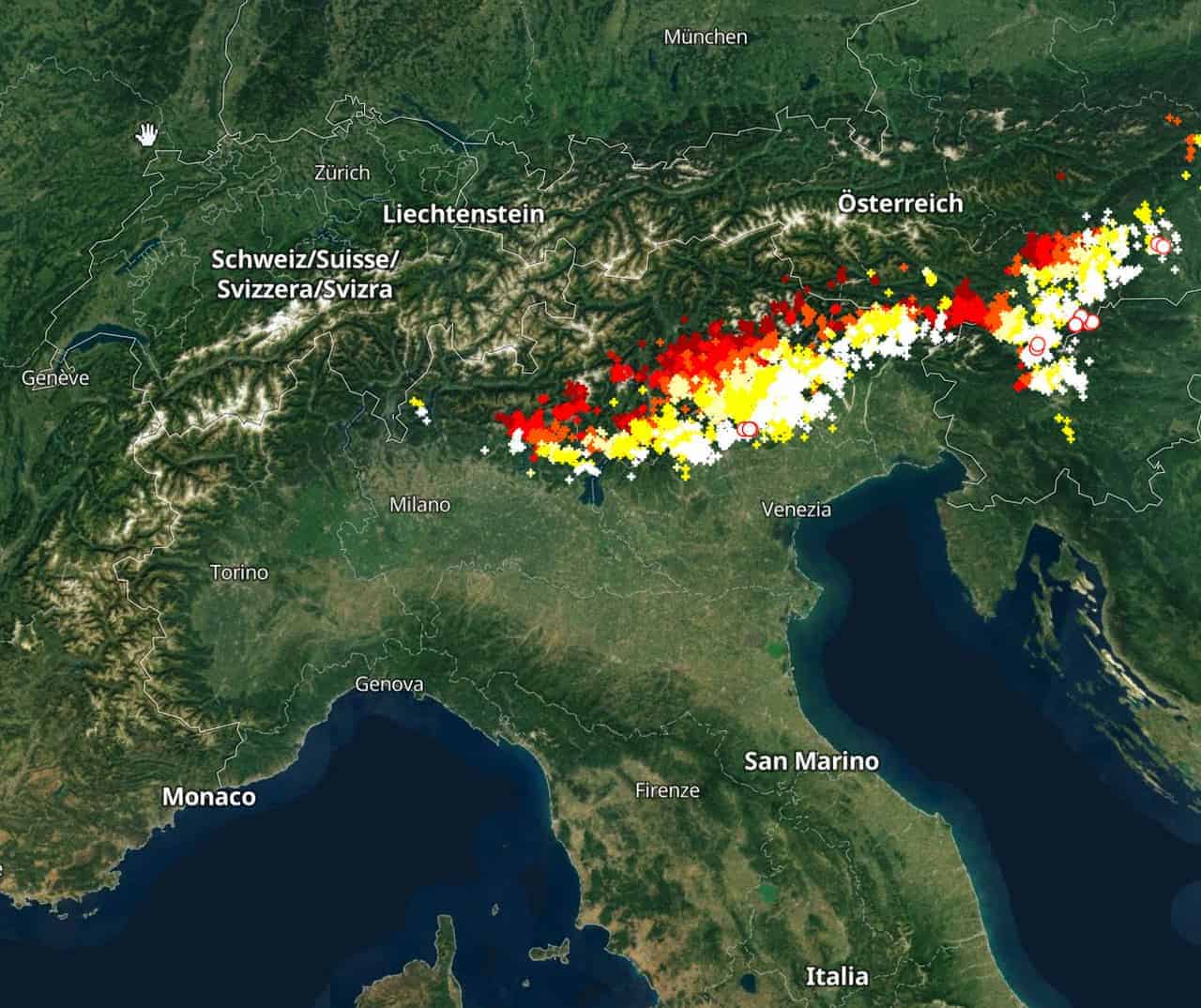 Tempesta di fulmini, forti grandinate in atto nel Nord Italia