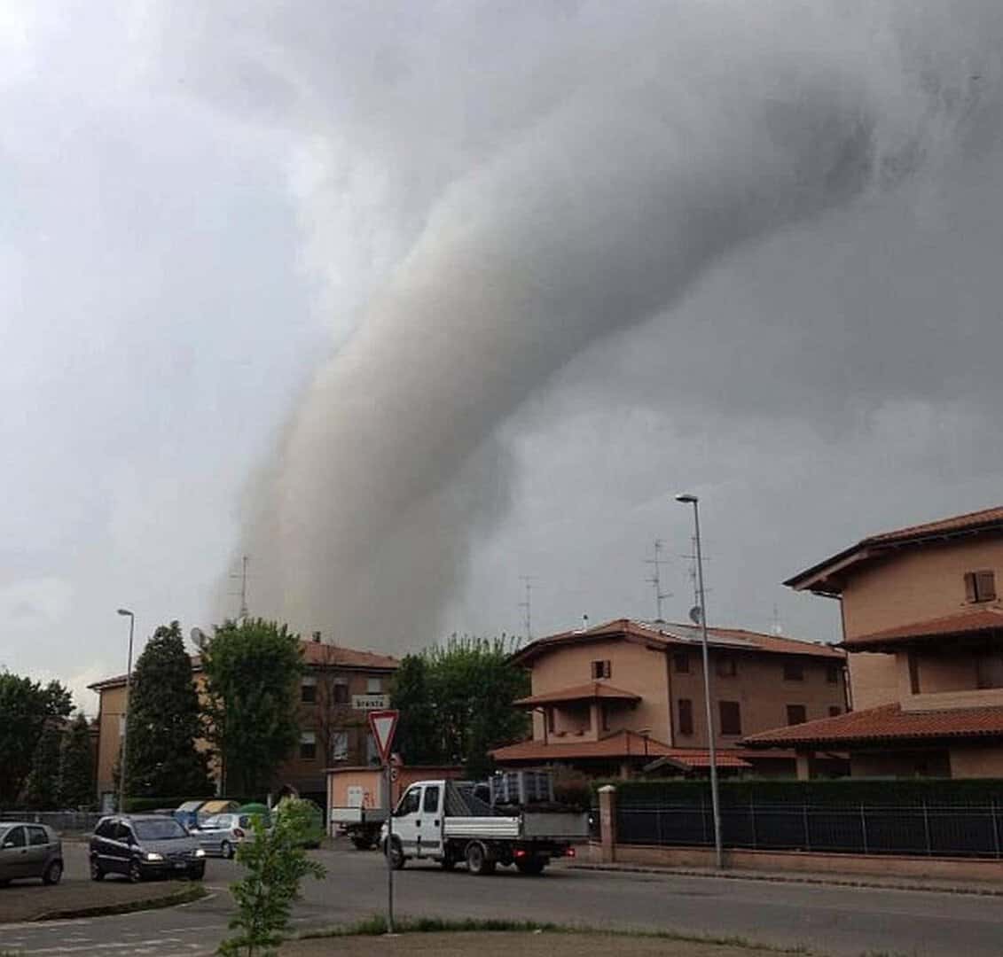 TORNADO e GRANDINE come uova vicino Bologna