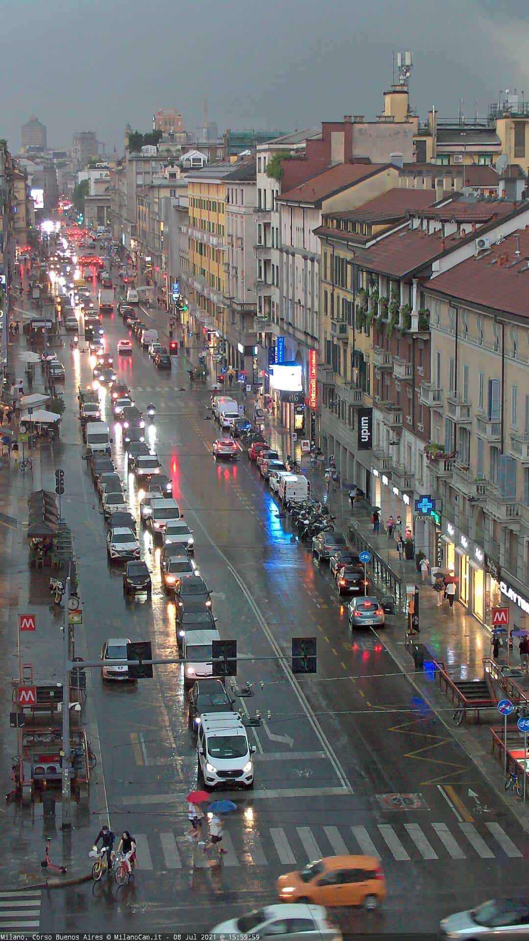 Milano, Corso Buenos Aires illuminata da luci di città per l'arrivo del temporale.