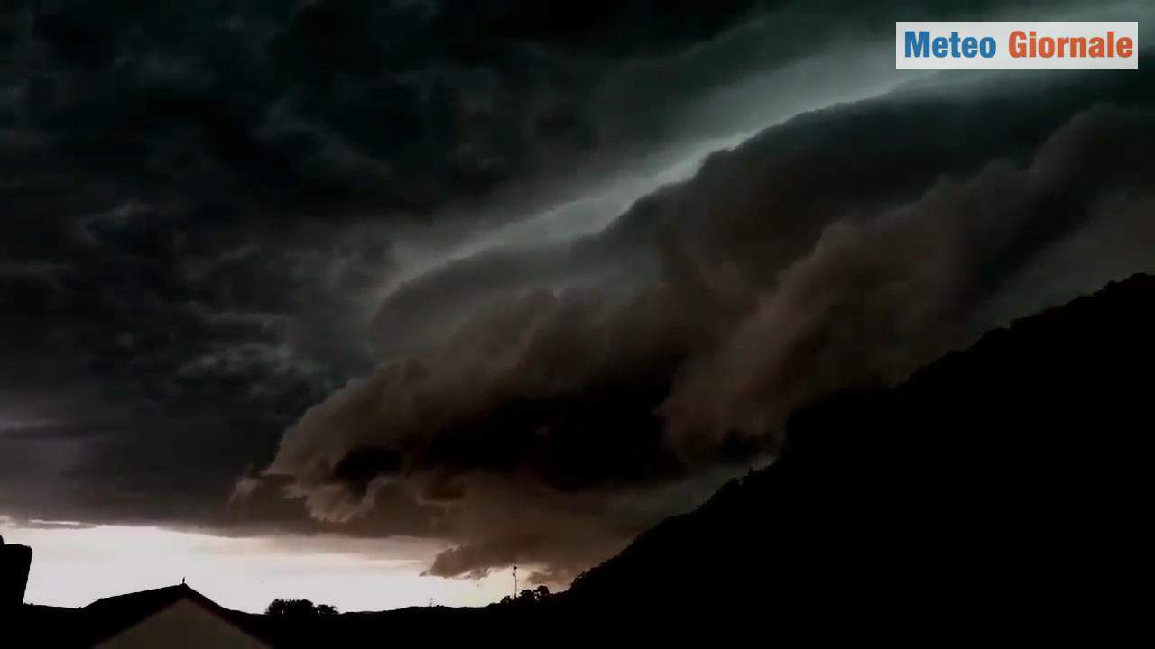 Meteo: Germania, nubi nerissime annunciano forti tempeste elettriche e grandine