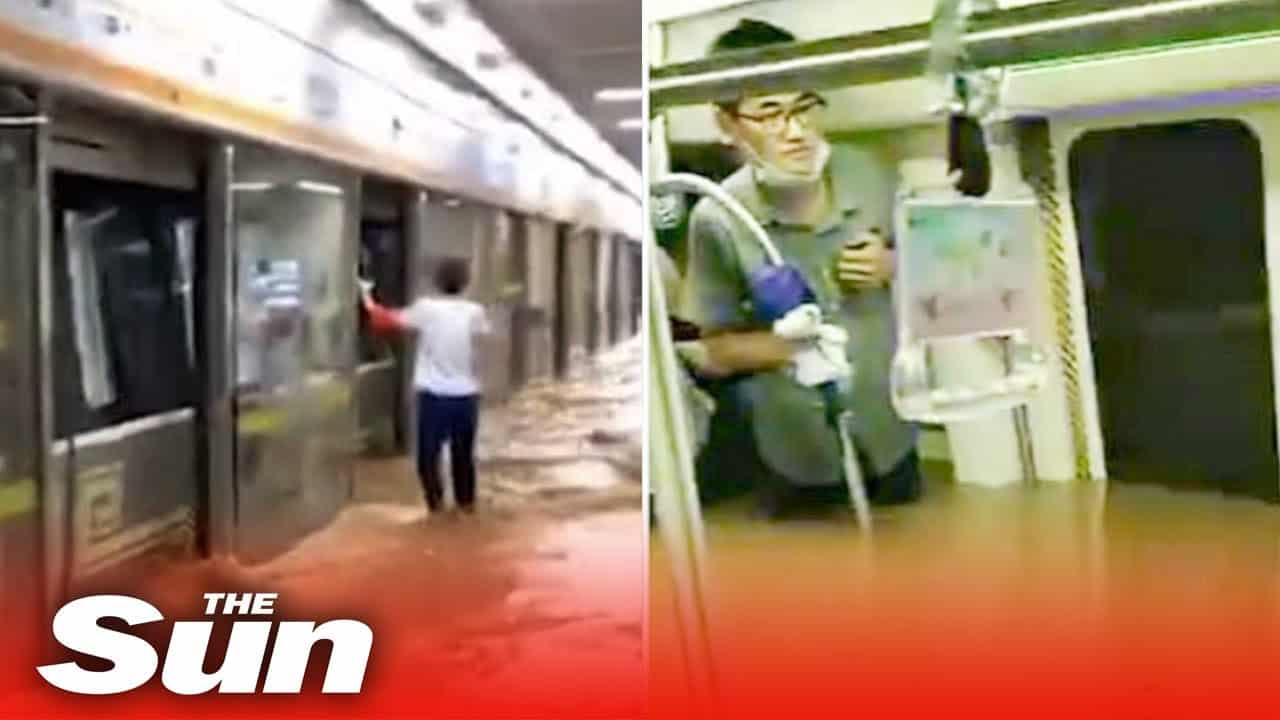 Affogano nella metropolitana per alluvione. Succede in Cina. Video