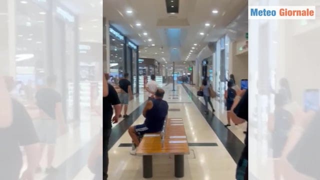 Grandine devasta il tetto di un Centro Commerciale a Milano