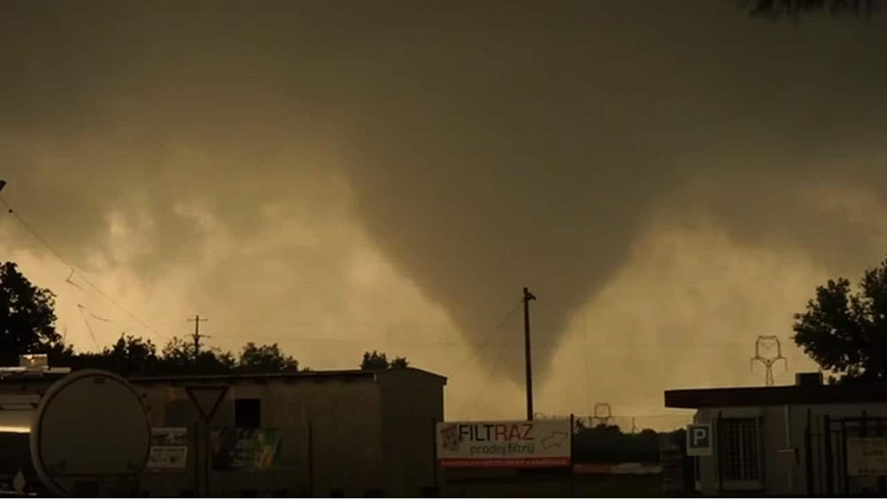 Meteo: terribile TORNADO in Europa. In ITALIA avvenne anche di peggio