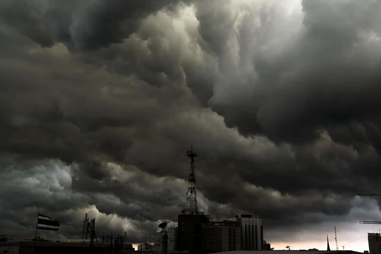 La fine del Mondo in anteprima sotto giganteschi temporali. È meteo estremo