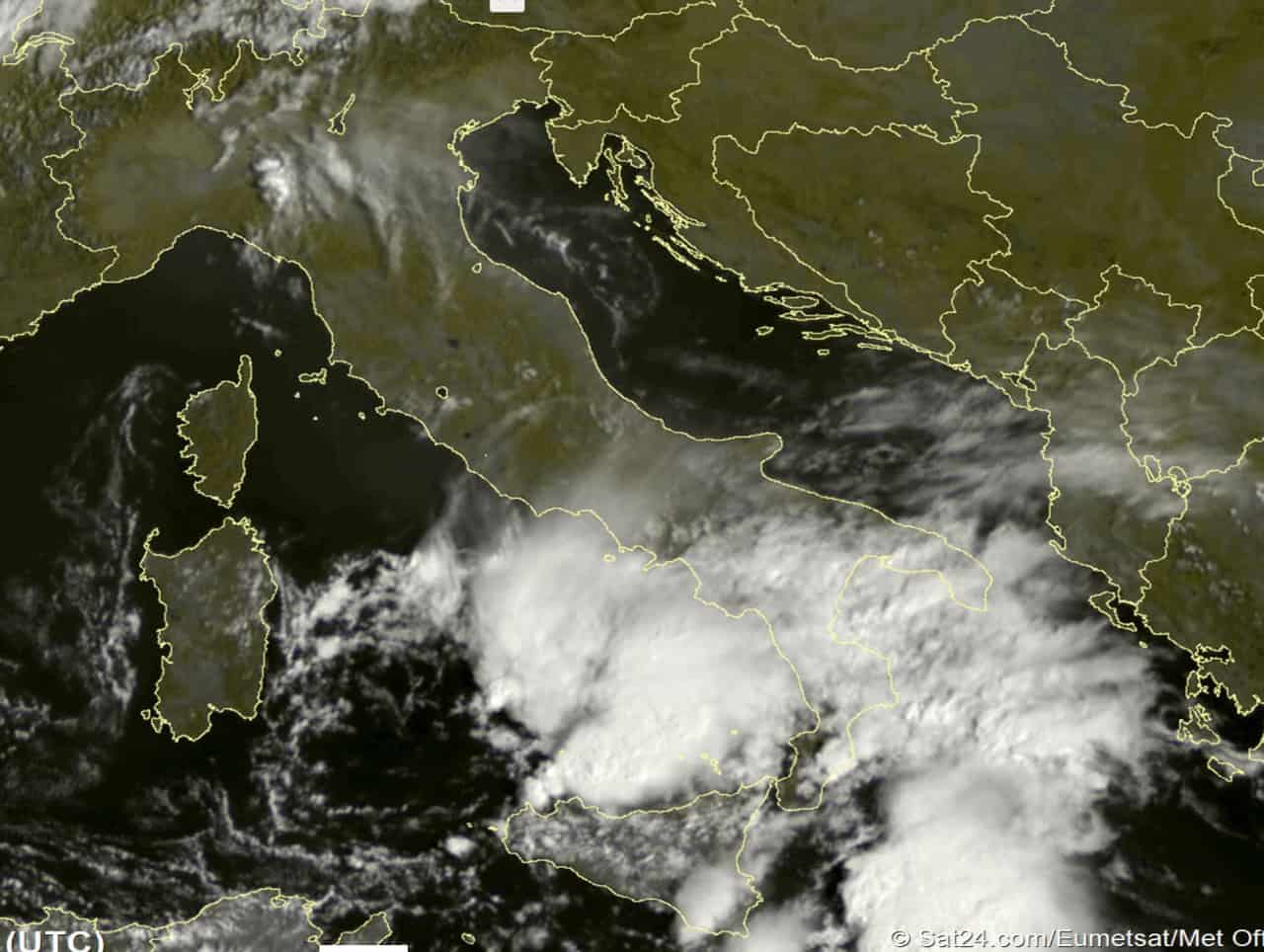 Meteo Italia con il cielo che ribolle di nubi pronte a scatenare forti temporali