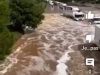 Improvvisa alluvione allagano autostrada in Francia. Migliaia di autoveicoli bloccati