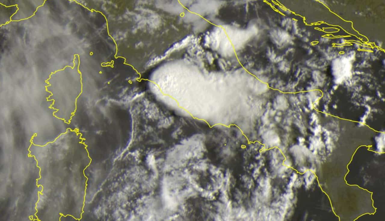 Immagine Meteosat che mostra la grossa cella temporalesca sul Lazio.