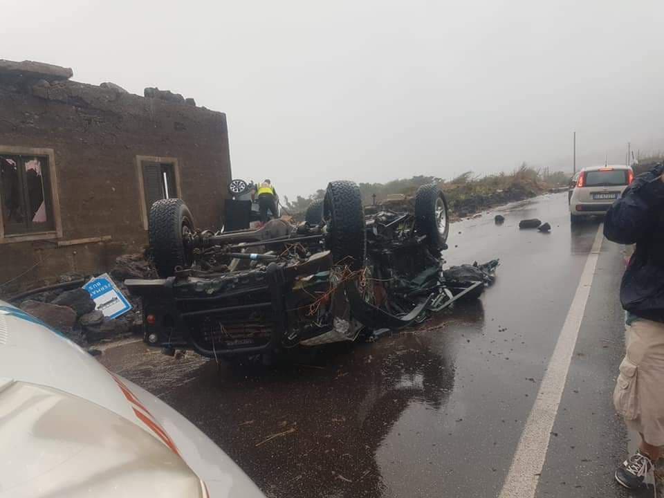 Foto meteo del disastro a Pantelleria, auto distrutte dal Tornado